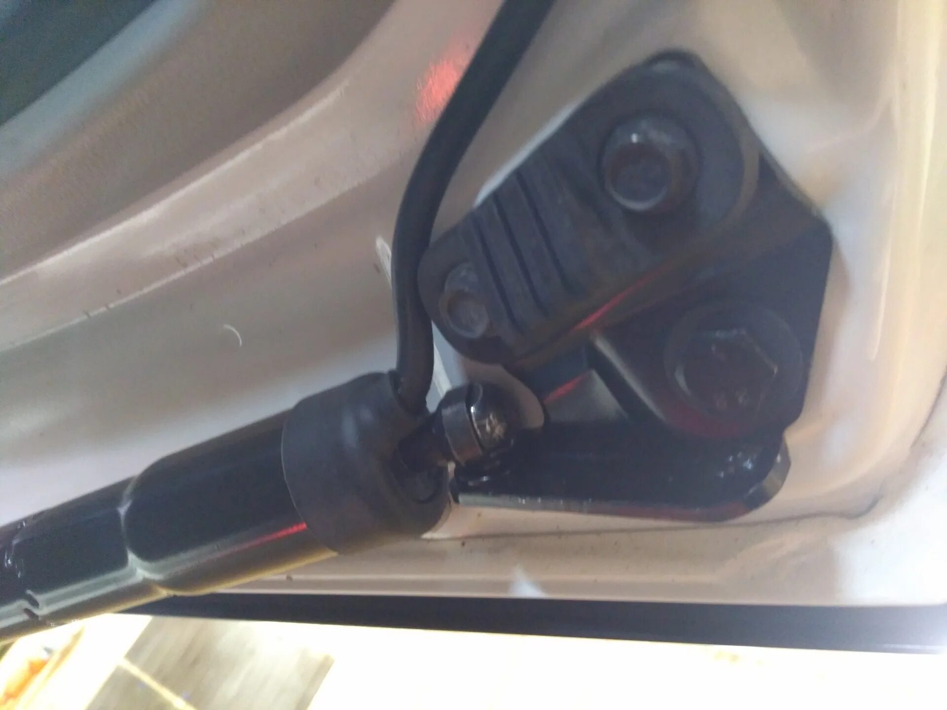 Электропривод крышки багажника Chevrolet Tahoe 2016. Электропривод крышки багажника Нива. Электропривод для багажника Шевроле-Круз. Электропривод подъема багажника Нива.