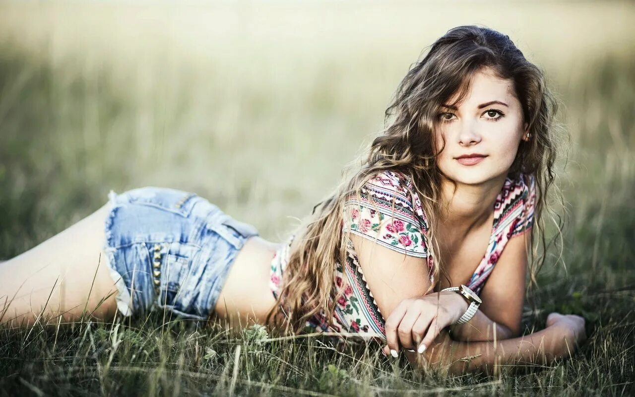 яркая девушка. есть красивая девушка на земле. слушать есть красивая девушка. слушать есть красивая девушка. красивые гитары.