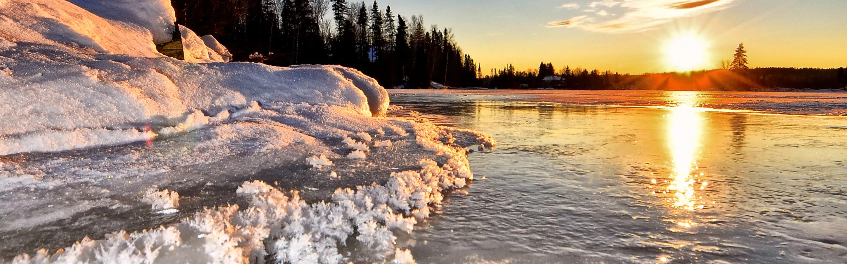 Снег на солнце на озере. Лед блестит. Озеро снег огонь Relax. Cold north