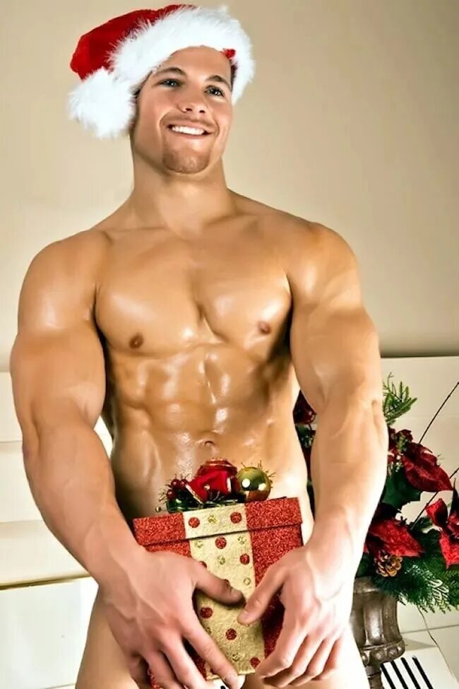 Парень в новогодней шапке. Молодой дед мороз. Дед мороз мужчина красивый. Отличный подарок на новый год. Мужика новый год.