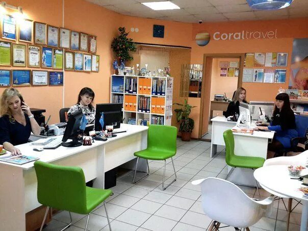 сотрудница туристической фирмы. девушка туристическая компания. сотрудница туристической фирмы. сотрудница туристической фирмы. турагентство pegas touristik.