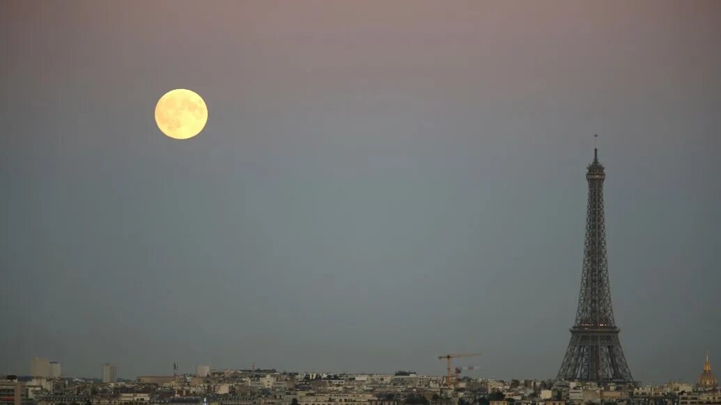 Полнолуние во франции. Восходящая луна. Полнолуние. Суперлуние 9. Суперноволуние 2021.