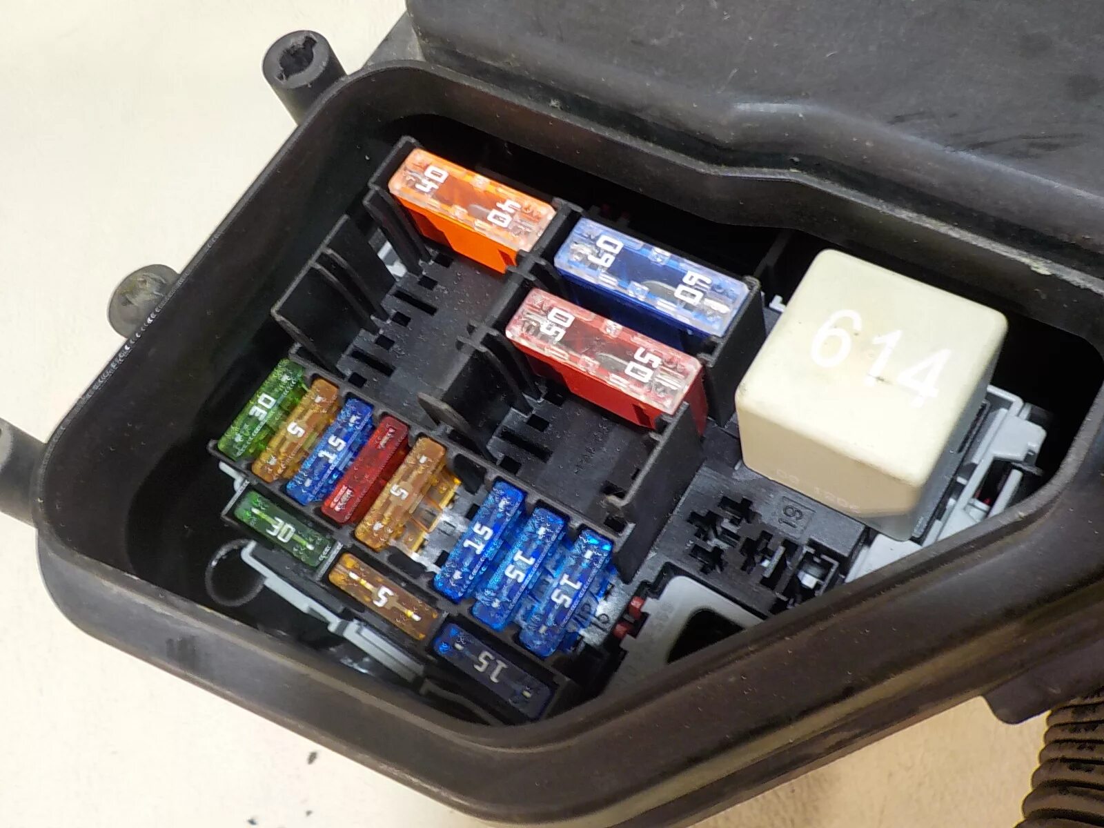 Блок предохранителей ауди q5 3008. Audi q7 2007 предохранители. Блок предохранителей q7. Блок предохранителей ауди q5. Блок предохранителей q7.