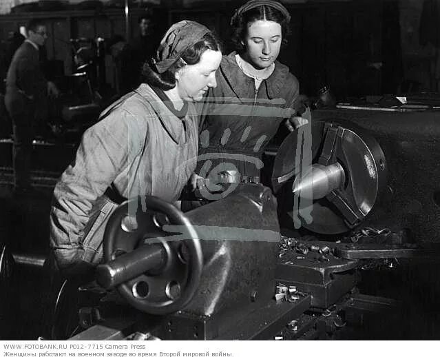 Труд женщин в тылу в годы великой отечественной войны. Женщины в войну в тылу. Женщины в тылу в годы вов. Женщины работают в тылу. Заводы в годы вов 1941-1945.
