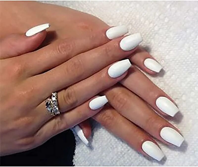 Белый маникюр. Белый маникюр на длинные ногти. Белый маникюр на длинные ногти. Ногти белого цвета. Наращивание ногтей белый.