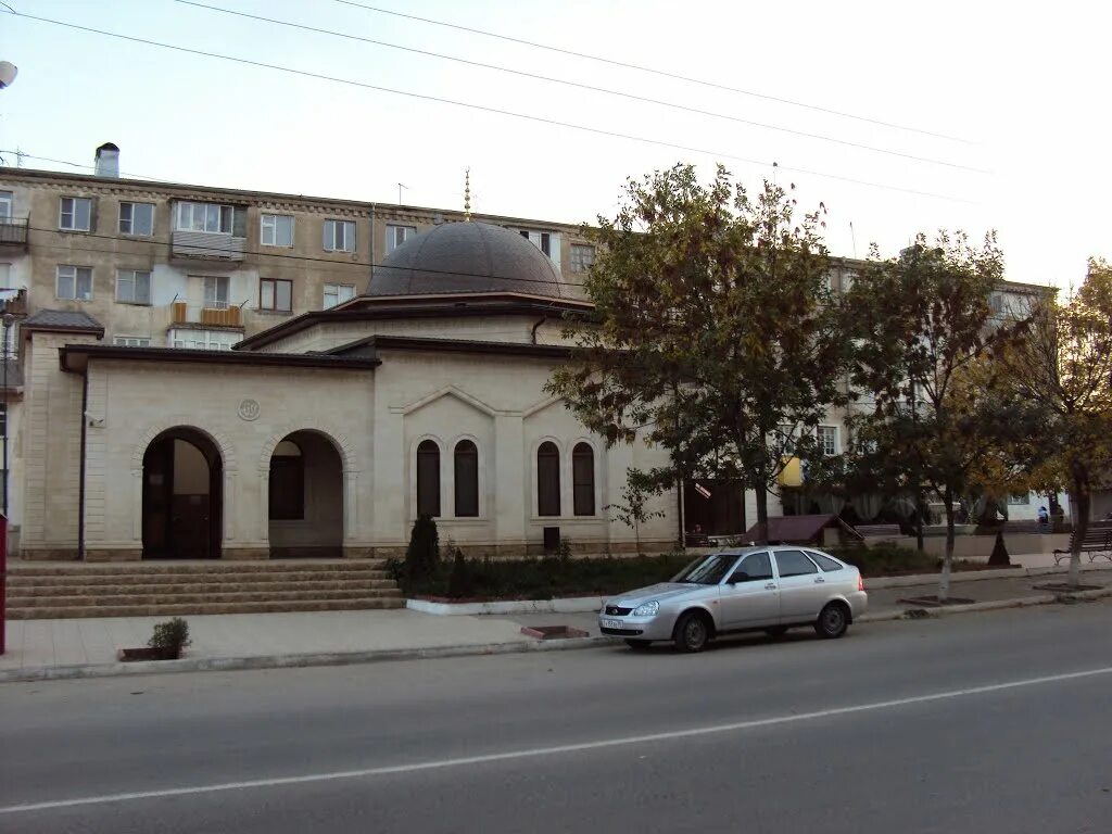 Центральная мечеть Буйнакска. Мечеть ул Буйнакского. Город Буйнакск Республика Дагестан. Избербаш мечеть на улице Буйнакского.