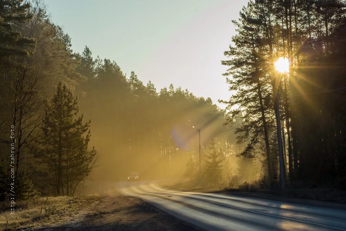 Рассвет в дороге зимой. Солнце на дороге. Зимняя дорога рассвет. Раннее утро дорога.