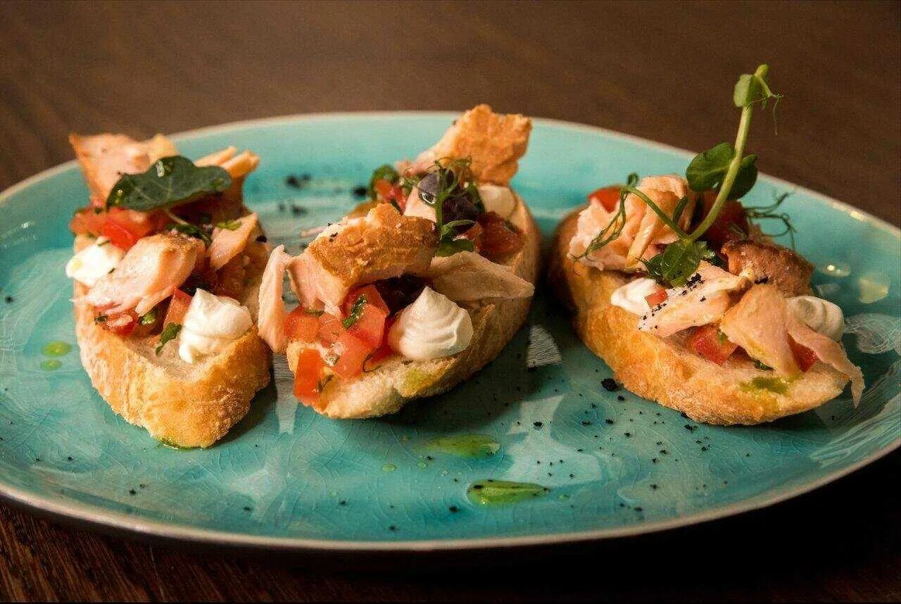Брускетта с авокадо. Брускетта с семгой и авокадо. Брускетта с авокадо и брускетта семгой. Брускетты с авокадо и лососем. Брускетта с семгой и авокадо.