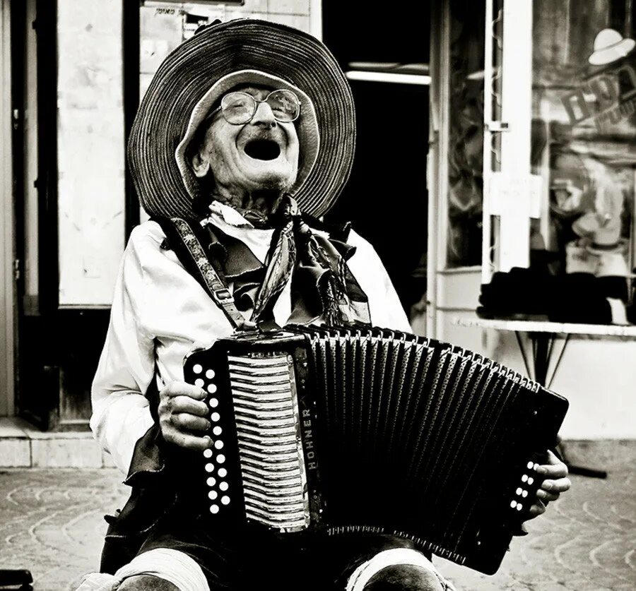 Дедуля музыка. Бабка с аккордеоном. Веселый баянист. Баба с гармошкой. Дед с гармошкой.