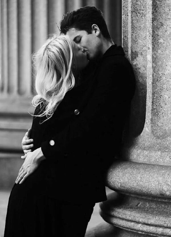 Любовные картинки для парня и девушки. А он тебя целует говорит. В нежных объятьях. А он меня целует 2024. Ты счастлив а куда деваться.