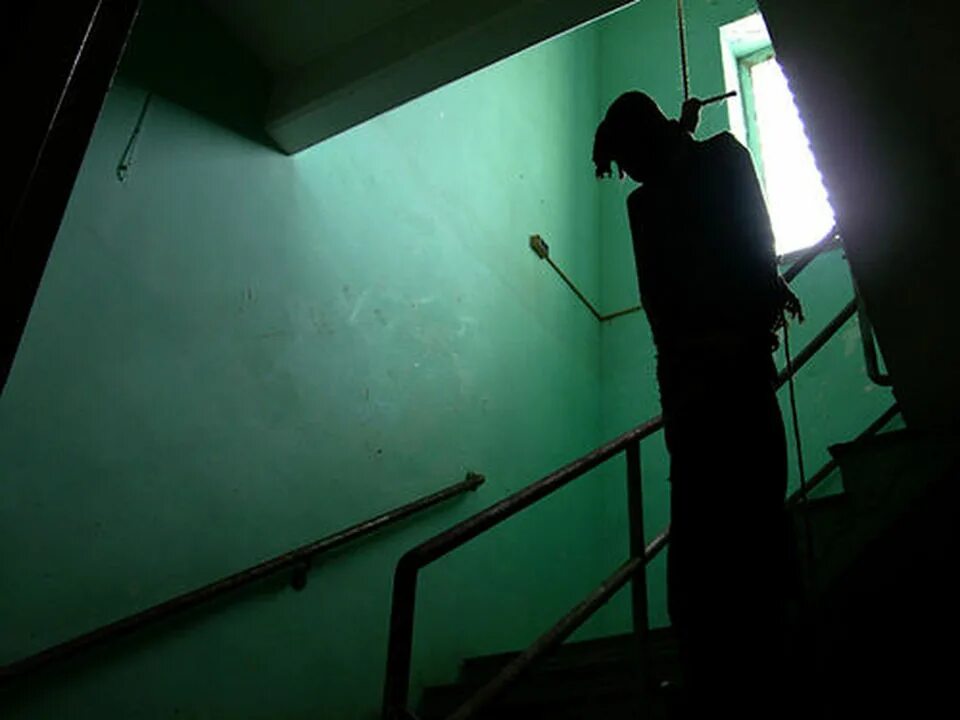 сколько умирает повесившийся человек