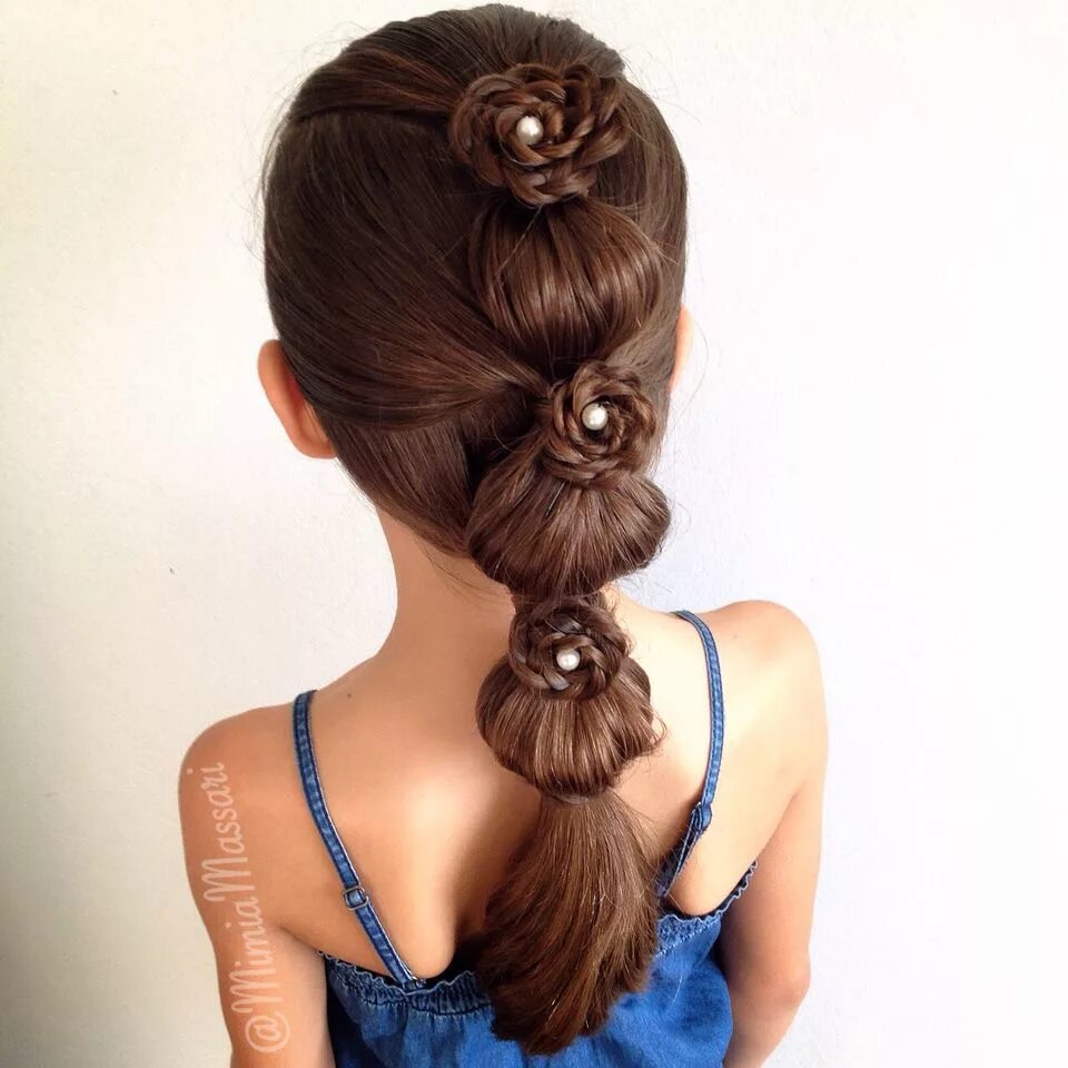 Детские причёски на длинные волосы. Причёски для девочек на выпускной в детском саду. Прическа на выпускной в детский сад на длинные волосы. Прическа на длинные волосы новый год девочке. Прическа с локонами для девочки.