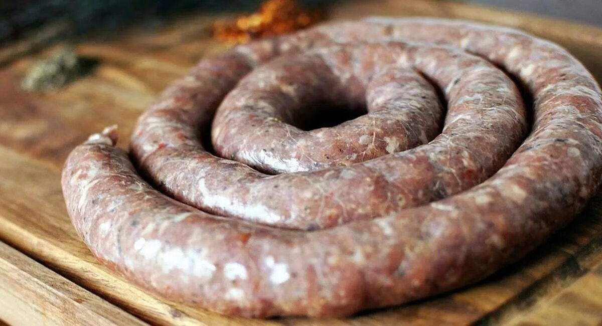 Колбаса домашняя рецепты сборная. Колбаски домашние. домашняя колбаса. домашняя свиная колбаса.