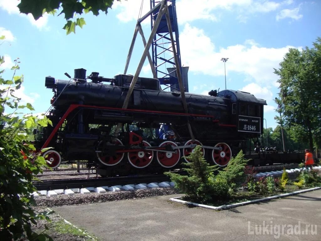 Поставь паровозов. Паровоз в депо Великие Луки. Паровоз-памятник л-1846. Локомотивное депо Великие Луки. Коломенский паровоз 1846.