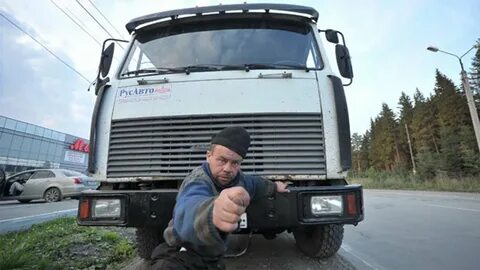 Мужик едет на камазе