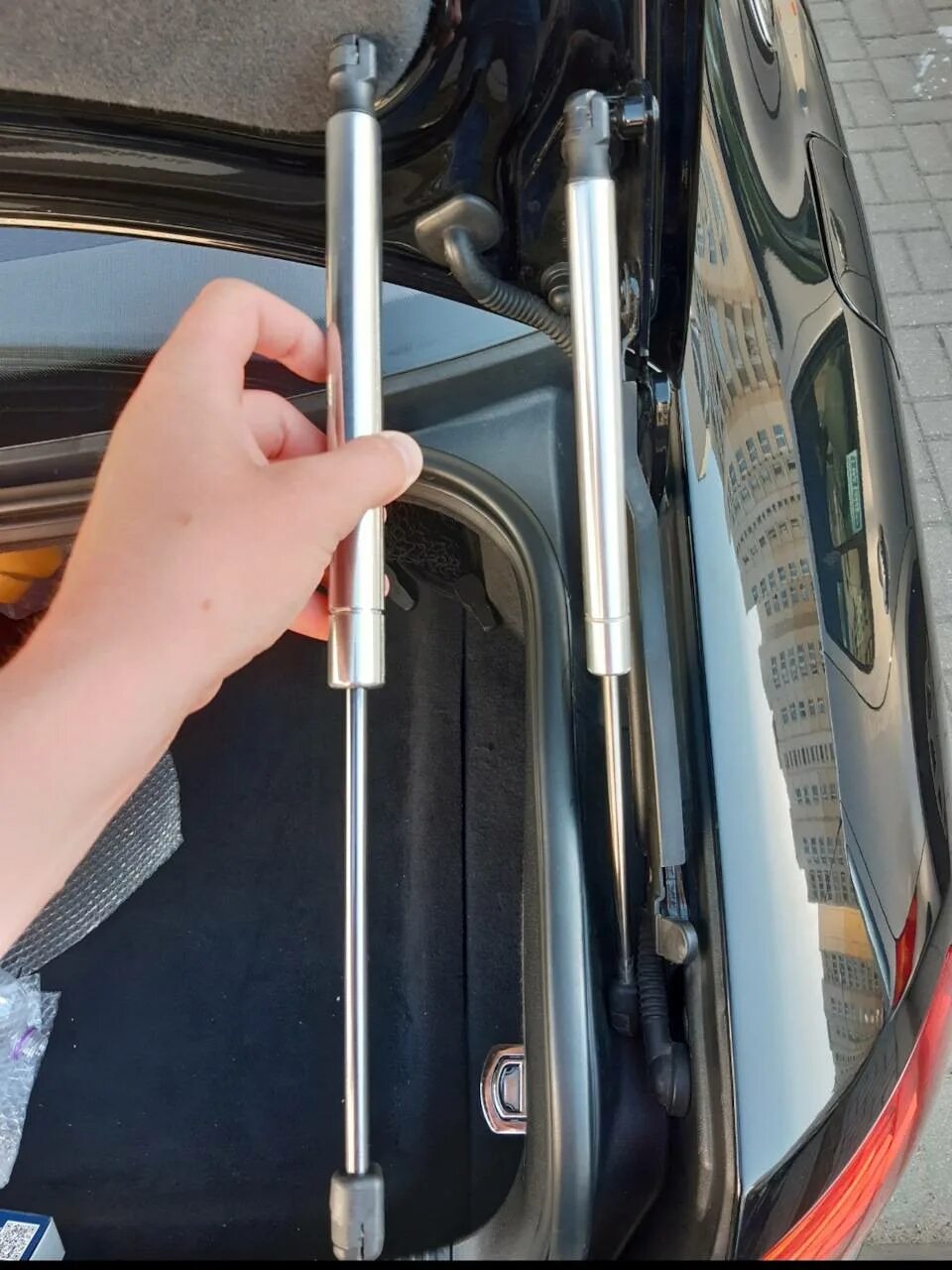 Как поменять амортизаторы задней двери. Амортизатор двери ваз. Газовые упоры багажника ауди а6с5 универсал. Газовый упор багажника passat b5. Газовые упоры багажника лада калина.