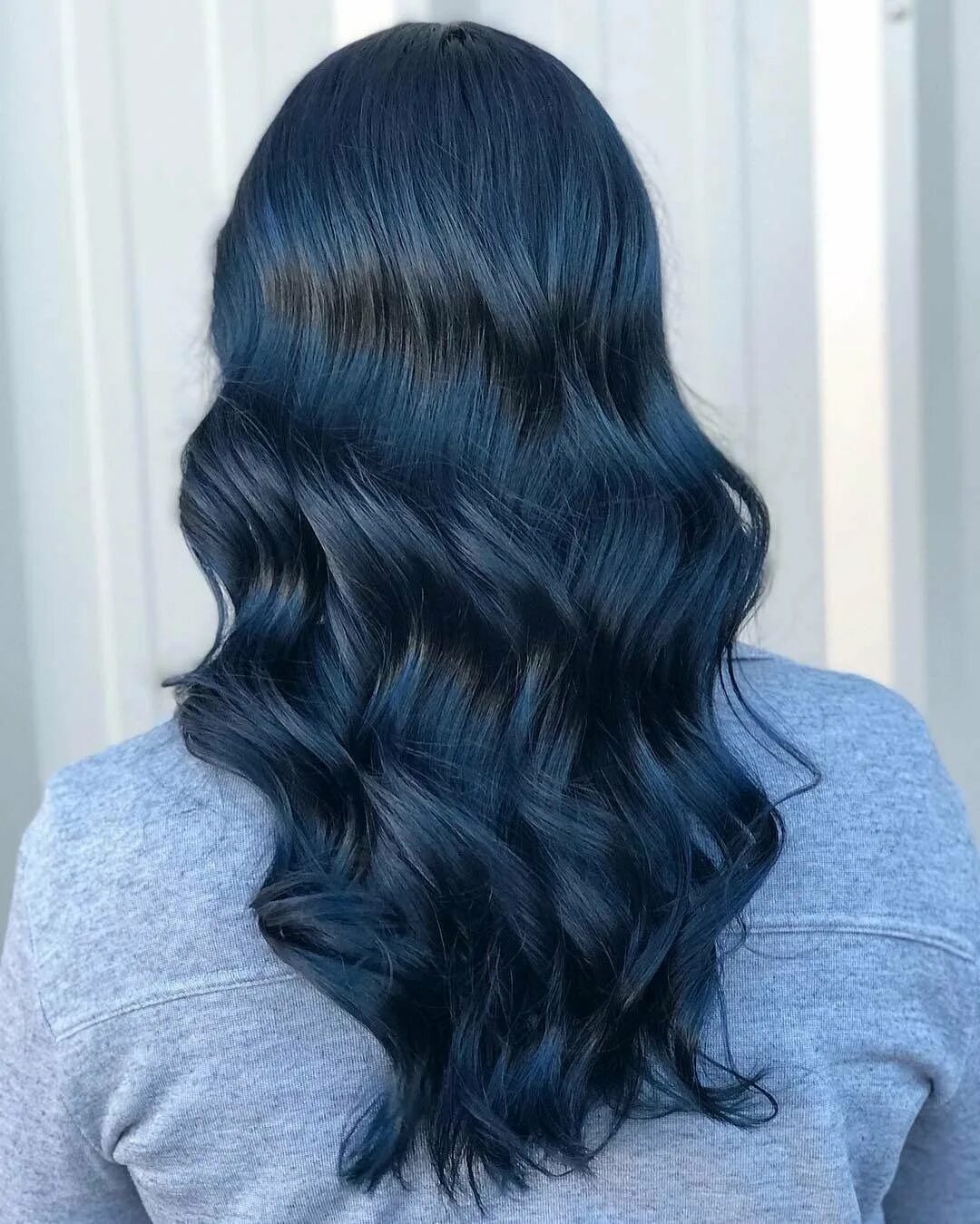 Черно синие волосы. Тёмно синее окрашивание волос. Черно голубой цвет волос. Антоцианин голубой. Тёмно-синий цвет волос.