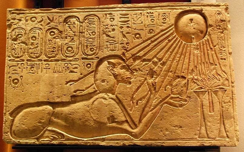 Где поклонялись богу ра. Атон Бог древнего Египта. Эхнатон в образе сфинкса поклоняется Атону.. Эхнатон рельеф Египет. Эхнатон Бог это в древнем Египте.