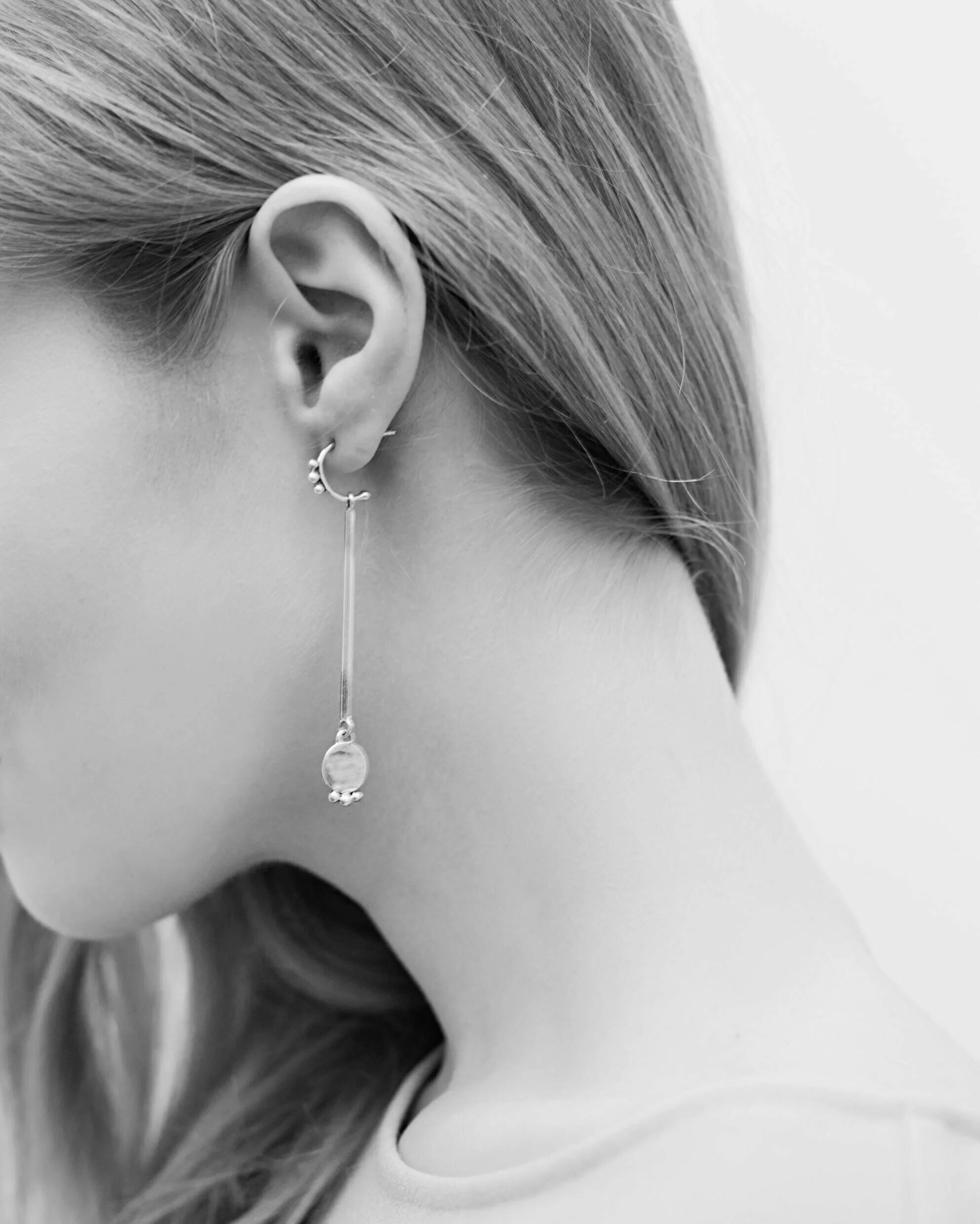 Минималистичные серьги с бриллиантами. Серьги в минималистическом стиле. Серьги минимализм. Крупные стильные серьги. Минималистичные серьги.