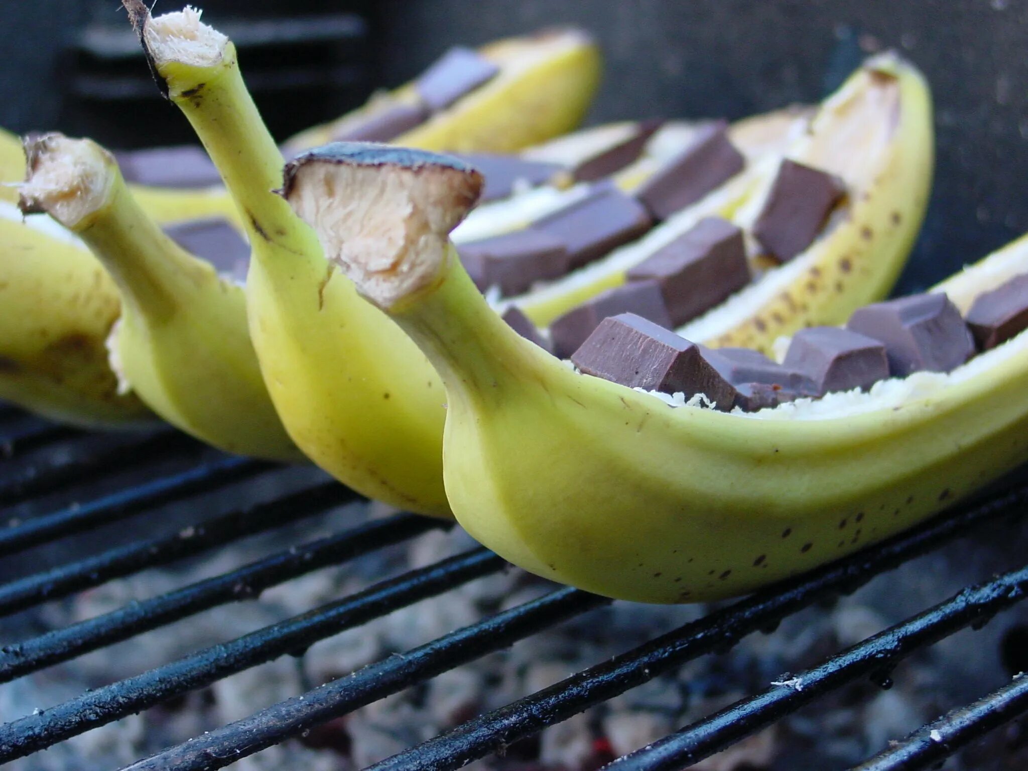 Бананы в шоколаде. Запеченные бананы с шоколадом. Бананы для жарки. Жареные бананы в шоколаде.