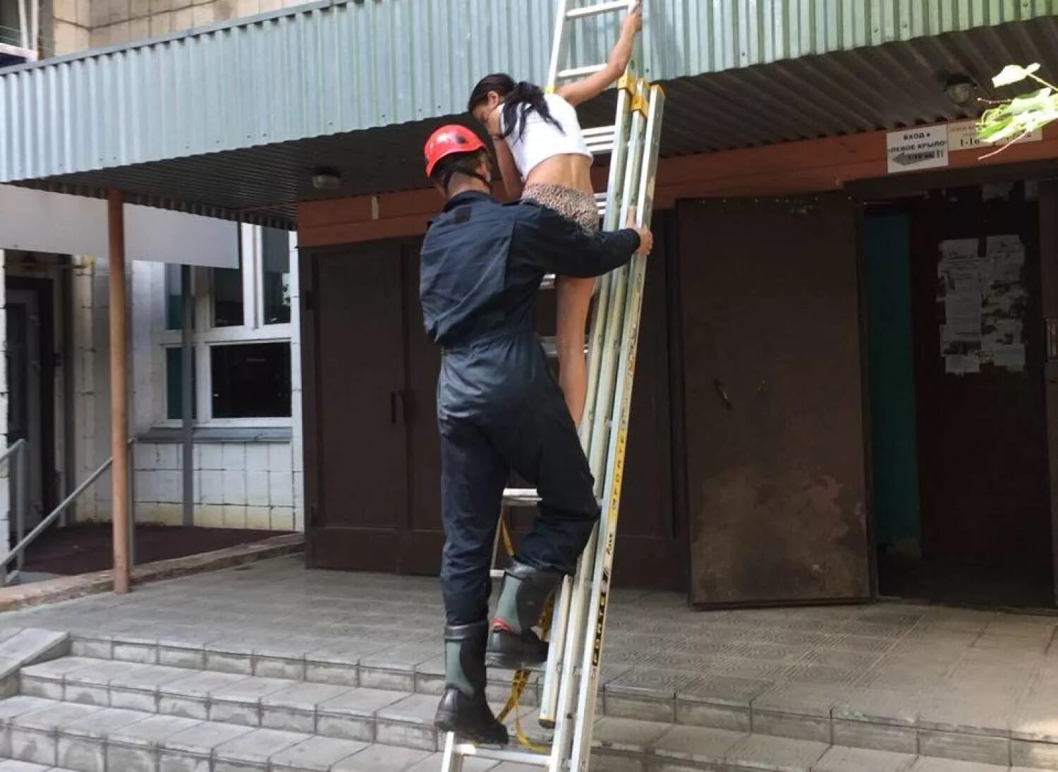 Как залезть на козырек подъезда. Цитаты томаса шелби. Лина сторожева. Под козырьком стою ты не пришел очень. Козырек подъезда.