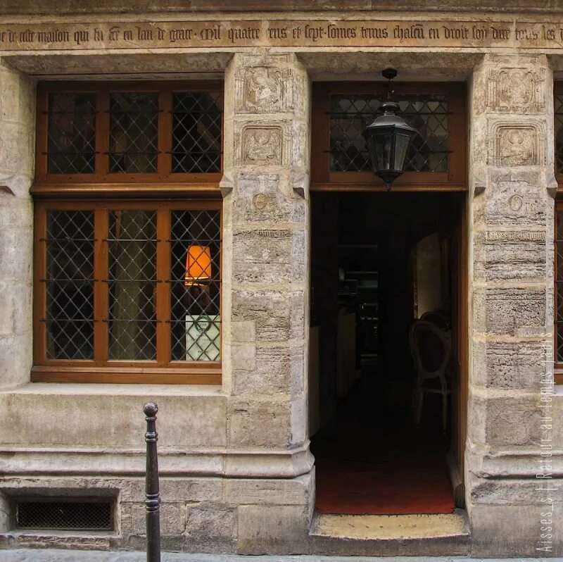 Ресторан auberge nicolas flamel. Дом николя фламеля в париже. Дом николя. Дом николя. Николя фламель дом в париже.