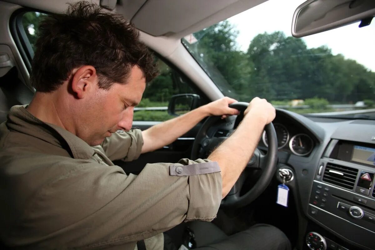 Уставший водитель. Машина энергетиков. Уставший водитель. Кабина дальнобойщика. Уставший водитель за рулем.