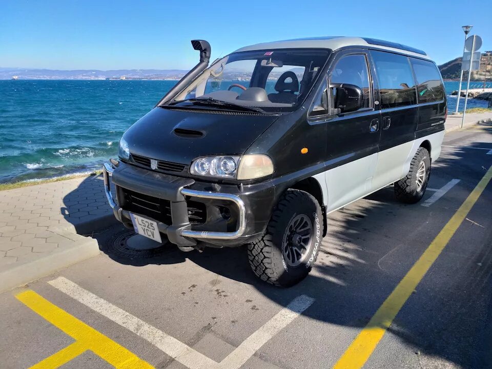 Кузов mitsubishi delica. Митсубиси Делика. Delica l400. Делика Мицубиси Буханка. Японская Буханка Mitsubishi Delica.