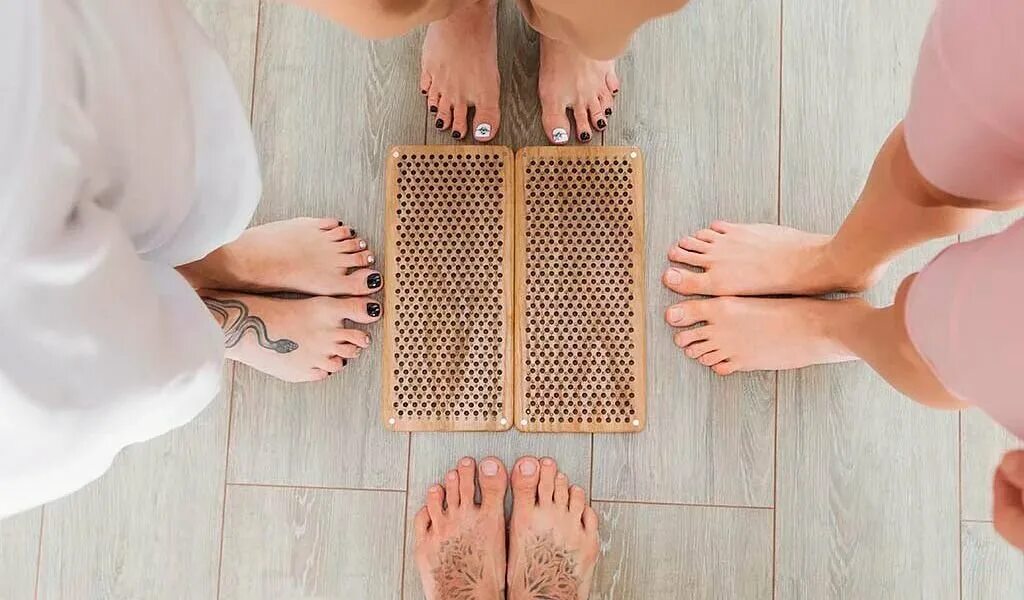 Почему стоят на гвоздях. Гвоздестояние практика доска садху. Стояние на гвоздях. Йога на гвоздях садху. Йог на гвоздях.