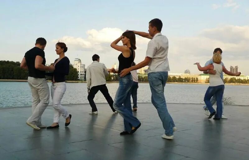 Хастл екатерининский парк. Люди танцуют на улице. Танцы на улице. Танцуют на улице под. Танцы в парке.