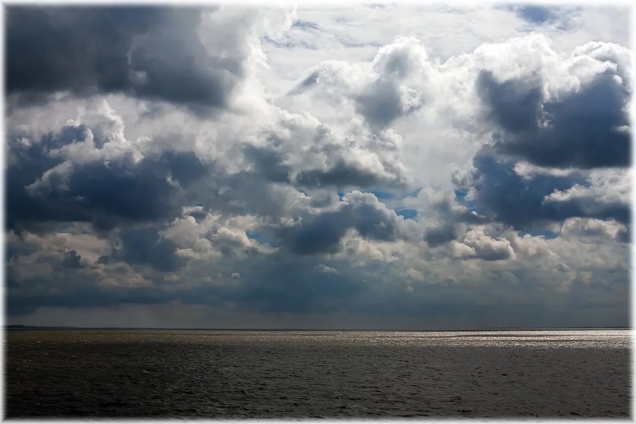 Море облаков песня. Облака на горизонте моря. море низкая облачность. море ветер облака. горизонт моря небо облачно.