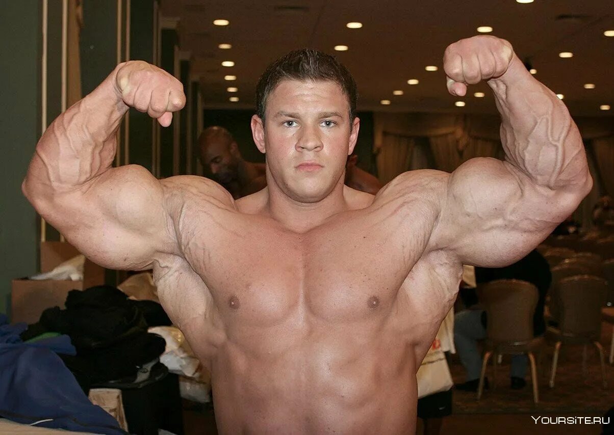 Молодые бойцы мма. Самый накаченный человек в мире. Огромный качок. Арнест холимов гигачад. Самый накачанняй человек.