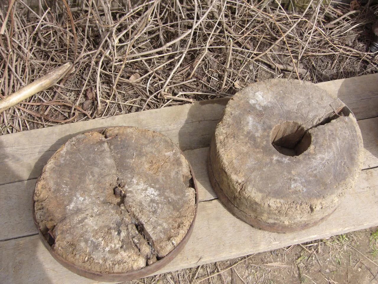 Жернова ek43. Жернова для мельницы. Каменные жернова для мельницы. Ручная мельница старинная. Мельница жерновая каменотес.