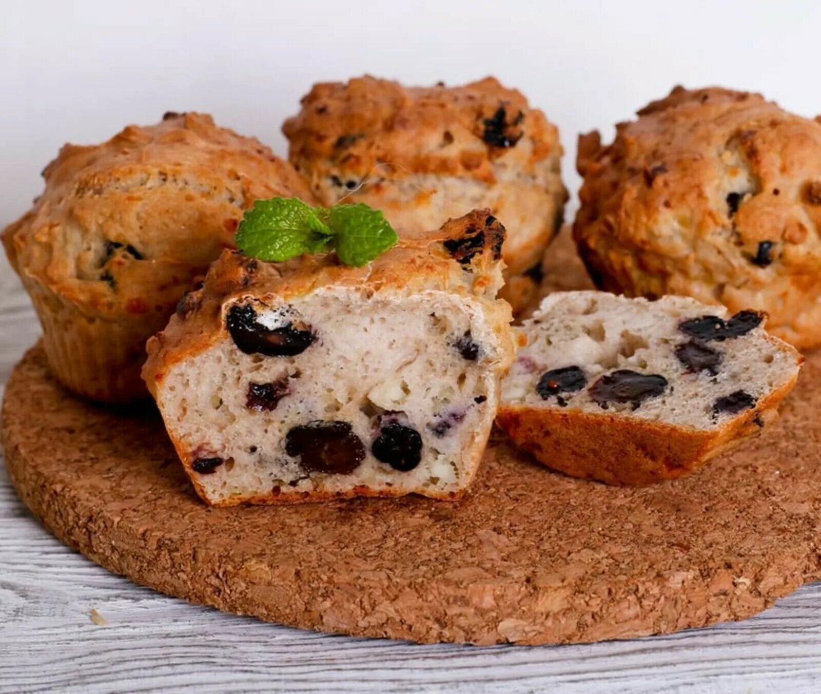 Печенье с изюмом рецепт в духовке. Кекс с изюмом. Маффины с изюмом. Кекс с изюмом классический. Кекс песочный.