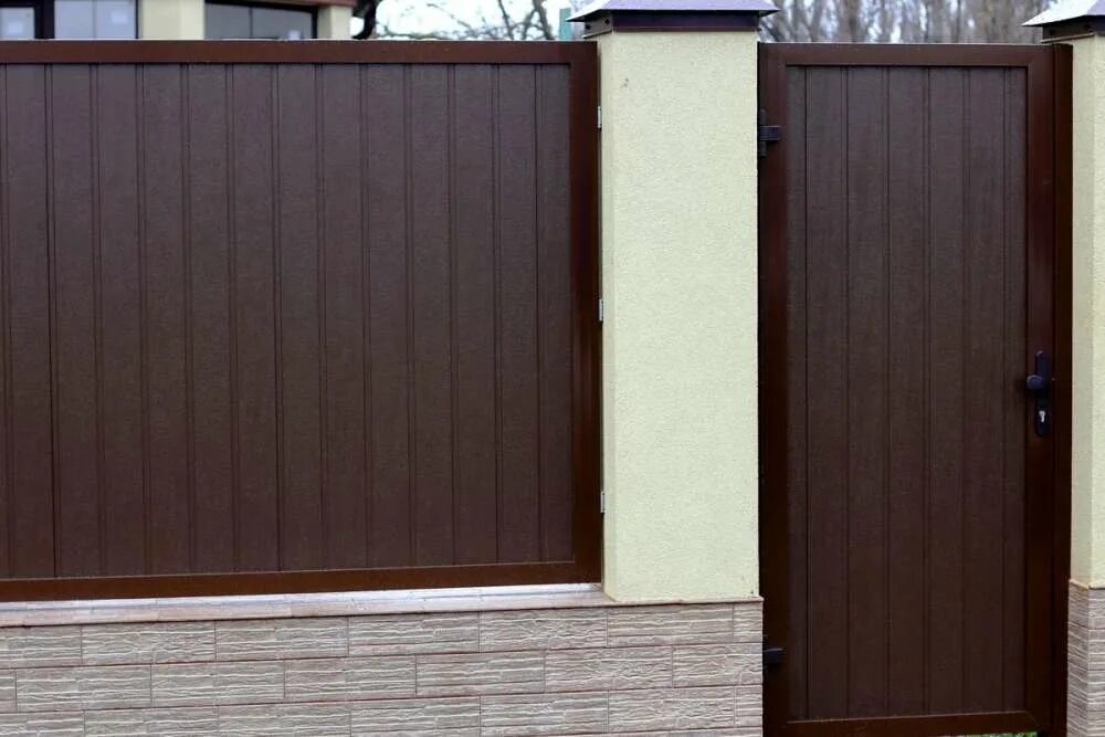 Откатные ворота алютех ads400 ral9016. Калитка дорхан сэндвич. Откатные ворота со встроенной калиткой алютех. Отдельностоящая калитка дорхан revolution. Под дерево.