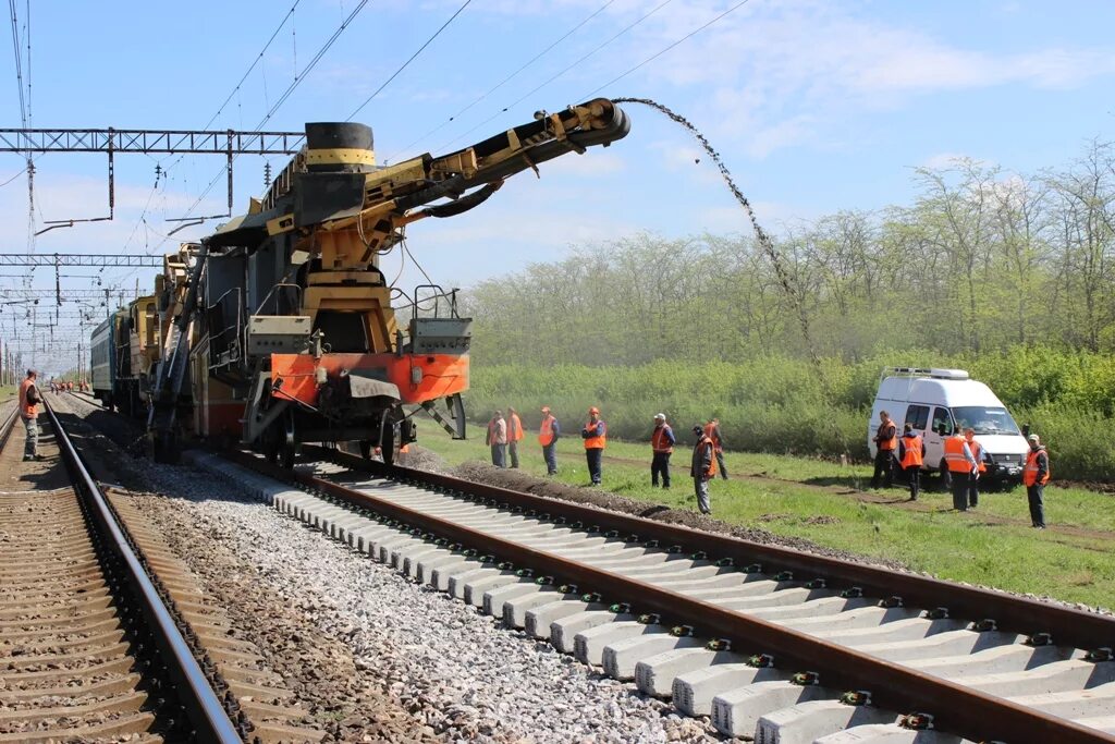 Строительство железных дорог путь путевое. КЖД Крымская железная дорога. Крымская станция РЖД. Реконструкция железнодорожного пути. Железнодорожно-строительные машины.