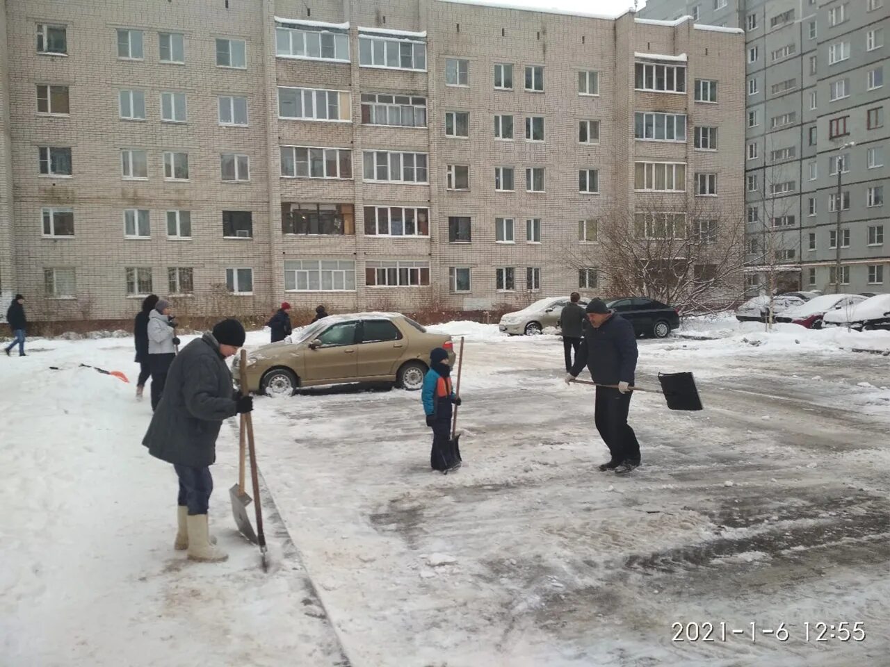 Кто должен чистить дворы. Уборка территории в зимний период. Снег вологда 2021. Дворники во дворе. Очистка придомовой территории от снега и наледи.