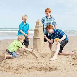 Drive a car make a sandcastle. Песочный замок. Дети строят песочный замок. Мальчик строит песочный замок. Девушка песочный замок.