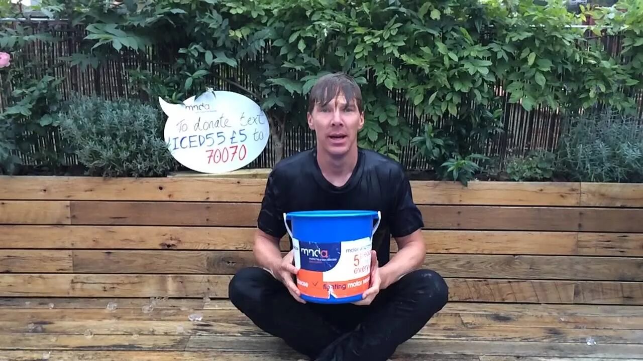 Als bucket challenge. Ice bucket challenge знаменитости. ice bucket challenge ютуб. бакет челлендж. book bucket challenge.