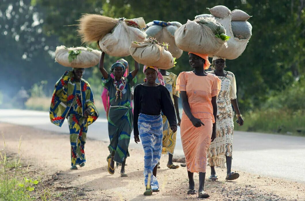 Ноша 7 букв. Женщины Африки с грузом на голове. Африканская женщина несет на голове. Женщина с корзиной на голове. Африканки с грузом на голове.