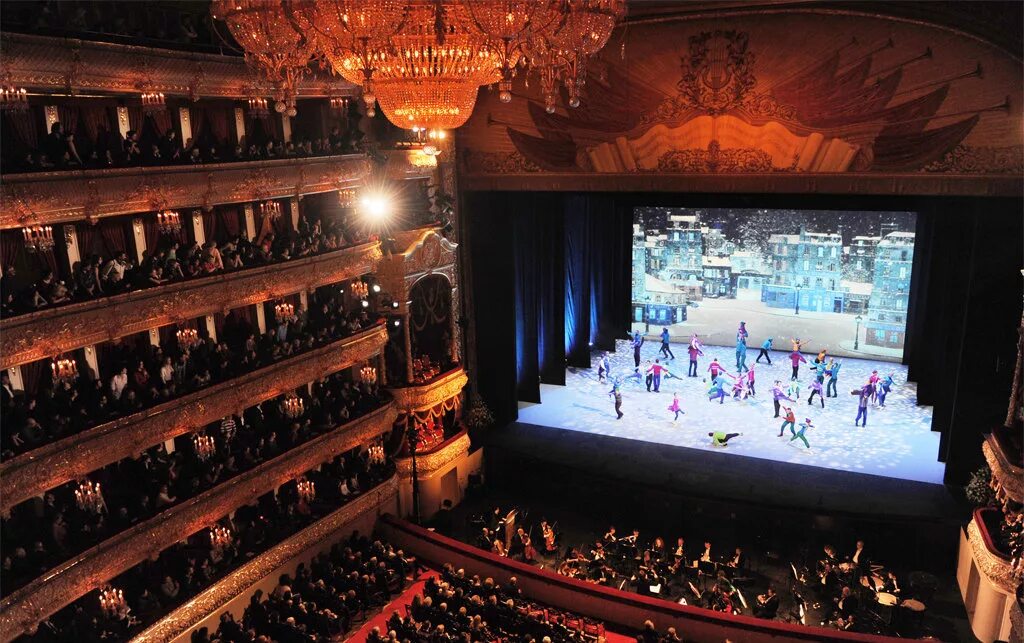 Спектакли большого зала. Театр оперы и балета Москва. Зрительный зал со сцены. Сцена большого театра. Сцена театра со зрителями.