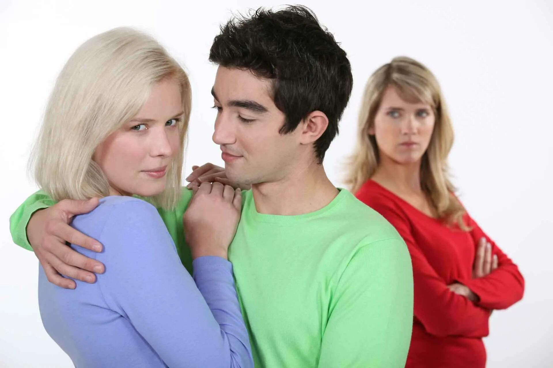 Изменяет парню. Безответная любовь подростка. Мужчина и две женщины. Парень выбирает сестру. Ревнивая девушка.