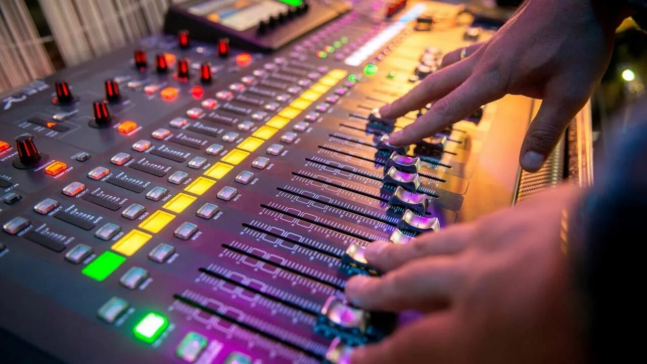 Микшерный пульт в студии. Царь калитка автозвук 2112. Звуковая волна. Очень очень много звука. Винтажная аудиотехника hi-fi.