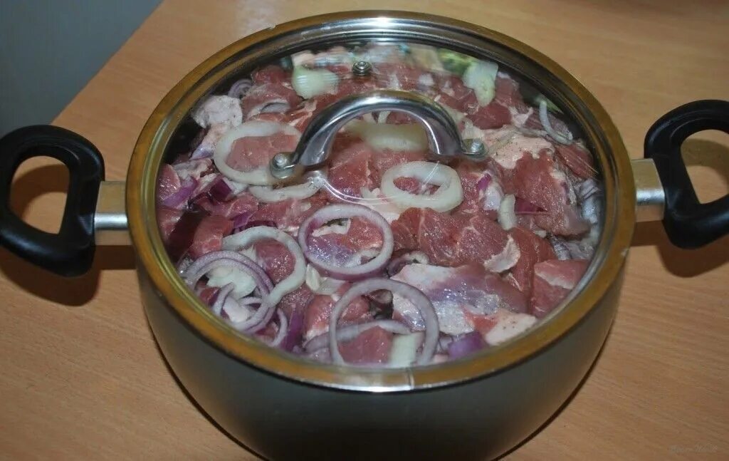 Как сделать замариновать шашлык. Мясо для шашлыка. замаринованный шашлык. маринованный шашлык в кастрюле. маринованное мясо для шашлыка.