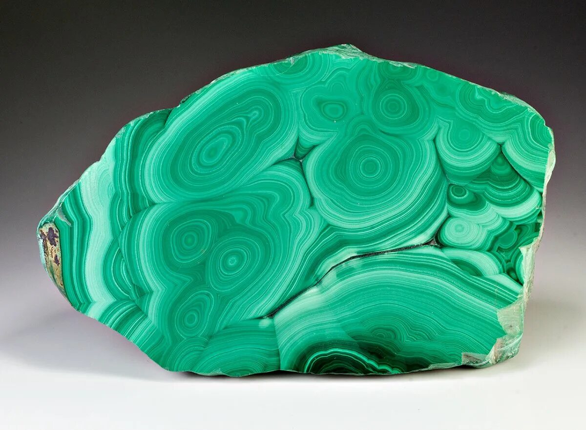 Малахит карбонат. Карбонаты малахит. Малахит карбонат. Малахит чаша ферсман. Карбонат меди малахит.