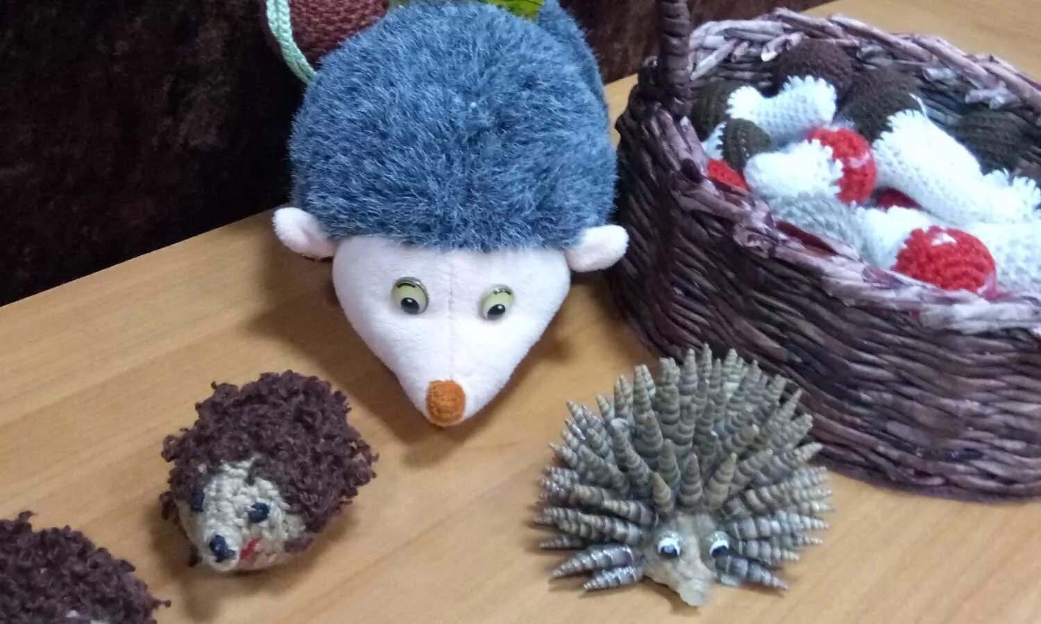 Ёжик из шишек поделка. Поделка ежик. Пеоделкииз природного материала. Ежик своими руками для детского. Осенняя поделка ежик.