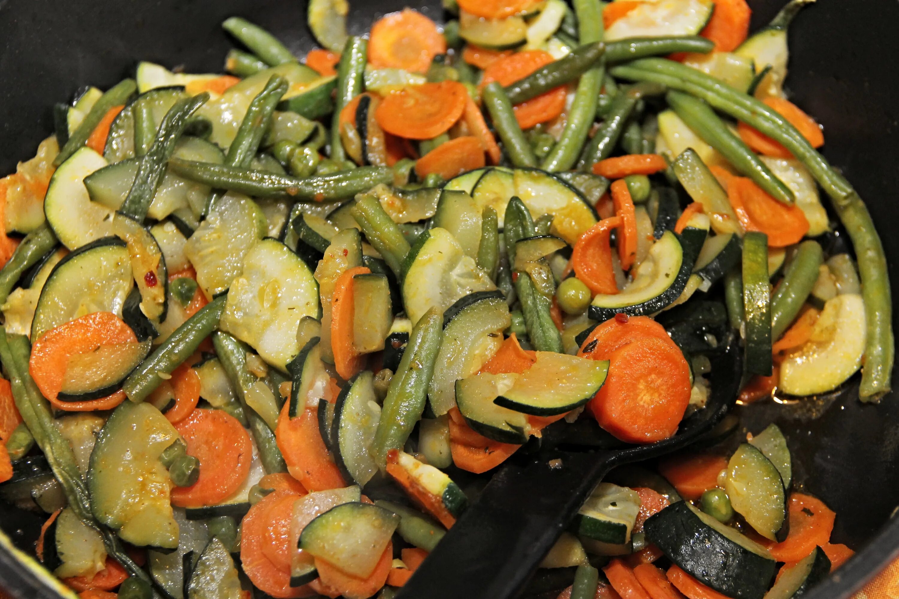 Тушеные овощи. Блюда из тушеных овощей. Овощи тушеные на сковороде. Тушеная смесь овощей. Овощи на сковороде простой рецепт