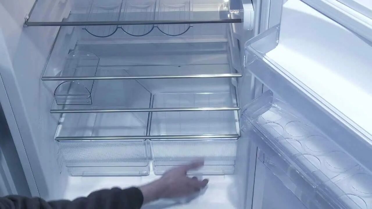Почему в холодильнике появляется. Дренажное отверстие в холодильнике Атлант. Холодильник самсунг RL 40 дренажное отверстие. Холодильник веко двухкамерный дренажное отверстие. Холодильник Атлант двухкамерный сливное отверстие.
