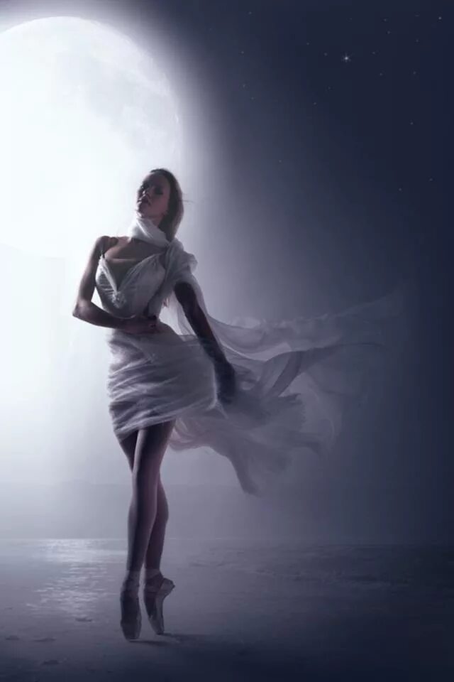 Танец две души. Девушка в белом платье танцует. Танцующая девушка. Девушка свет. Танец души.