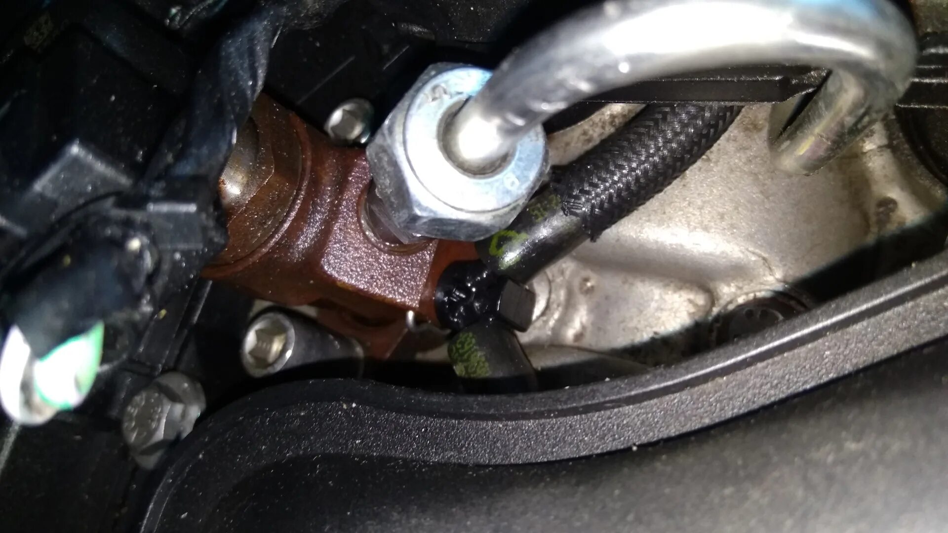 Бензин течет. Бензин течет. Подтекание топлива. 11056321пробка масляная магистраль опель омега. Течь топлива.